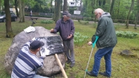 Montaż Tablicy i prace porządkowe wokół kamienia fot. EKO