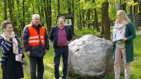 Próba generalna przed odsłonięciem tablicy. Od lewej harcerka Weronika Sankowska, wiceprezes SPZG Tadeusz Browarek, Prof. Grzegorz Nowik, prezeska SPZG Ewa Kozłowska fot.  MNO