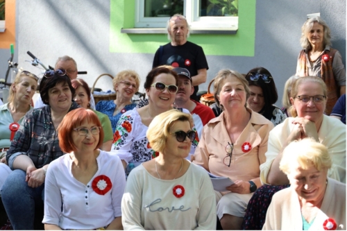 Wielu gości zasiadło do wspólnego śpiewania, ozdobiwszy się przygotowanymi dla nich zgodnie z zaleceniami heraldyki kokardami narodowymi.