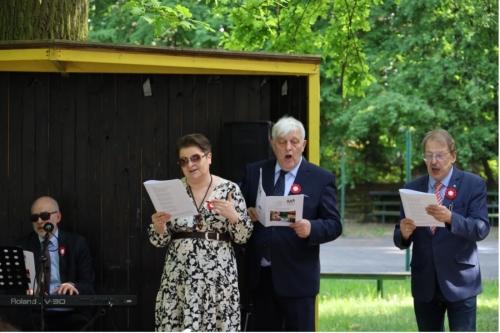 I tak zaśpiewaliśmy wspólnie piękne pieśni, które na pewno przypadły do gustu świętującym z nami gościom, bo śpiewali uśmiechnięci dawne pieśni biesiadne, taki jak „Kurdesz” czy „Pochwała wesołości”.